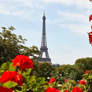 https://plaza-athenee.fr-paris.fr